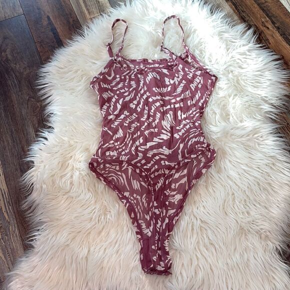 SKIMS Summer Mesh Strappy Thong Bodysuit in Raspberry Swirl, NWT - Picture 4 of 8